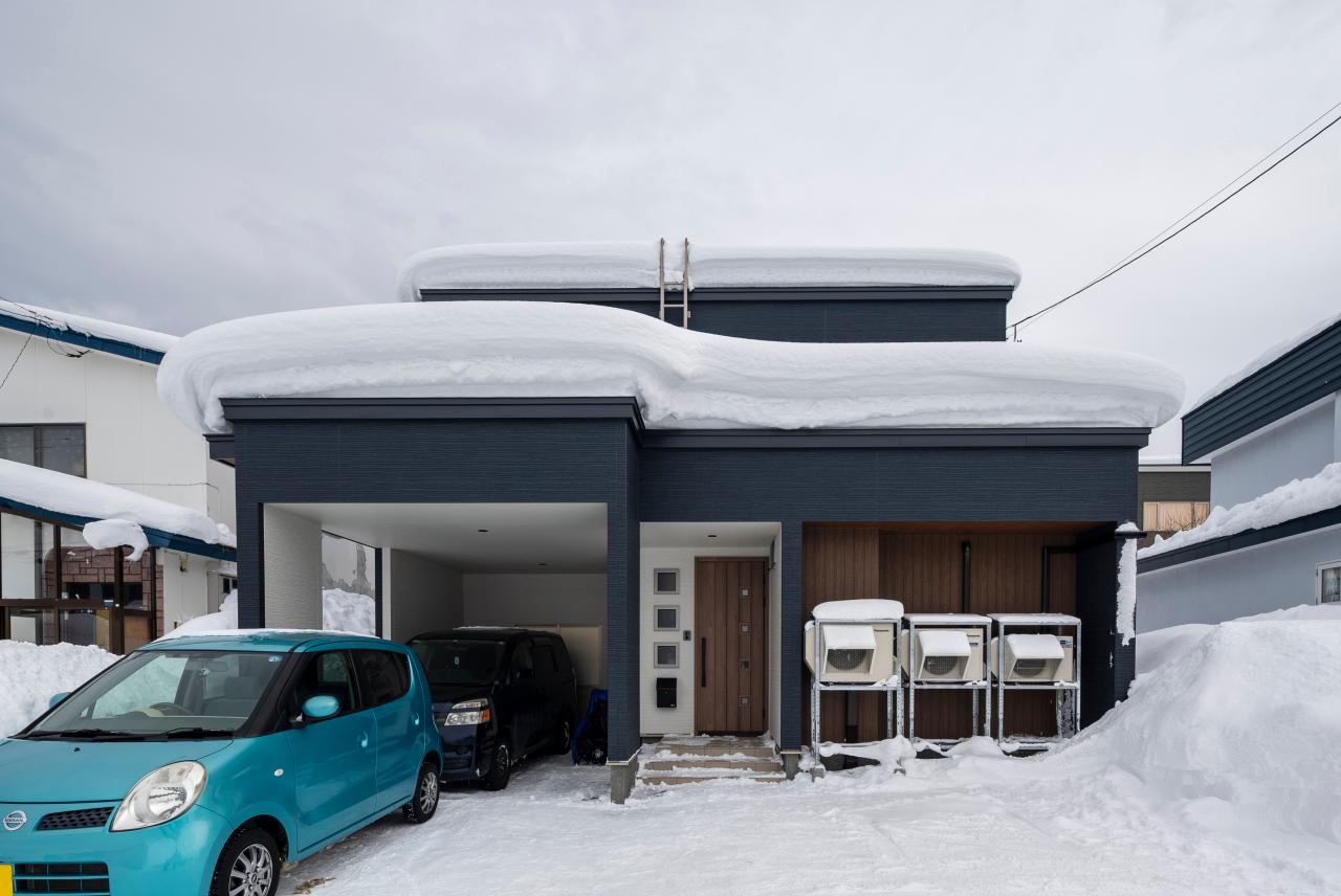 外観、ガレージ：ガレージは玄関と繋がって冬も安心